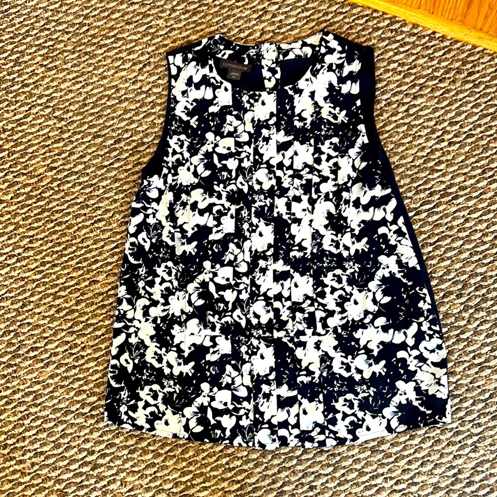 Covington navy blue and white pleated short sleeve blouse size small